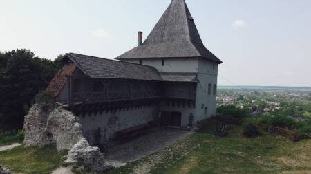 Галицький замок на Замковій горі в Галичі, відновлена в'їзна вежа фортеці.