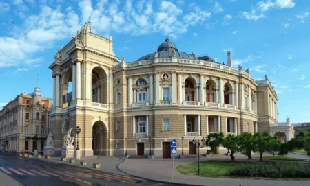 Одеський національний академічний театр опери та балету влітку.