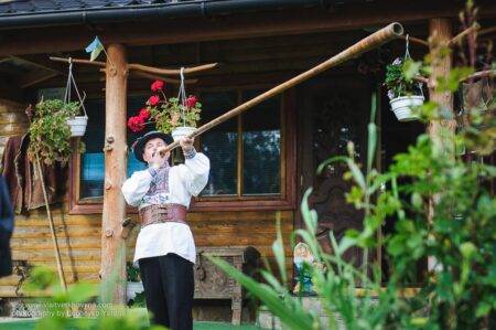 Музей гуцульського побуту та мистецтва «У трембітаря» у Верховині: майстер-клас із гри на трембіті для туристів.