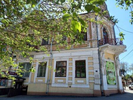 Оригінальна архітектура та фасад старовинного будинку Файнштейна