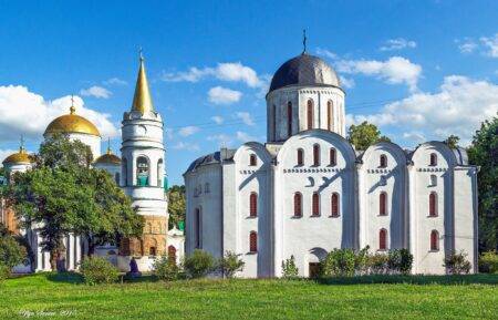 Борисоглібський та Спасо-Преображенський собори в Чернігові на тлі зеленого газону та синього неба з хмарами.