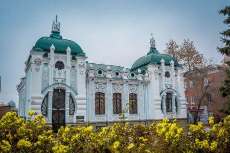 Фасад Центральноукраїнського обласного краєзнавчого музею в Кропивницькому