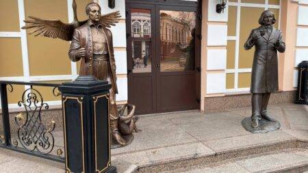 Бронзові пам'ятники Миколі Гоголю та Григорію Сковороді біля входу до будівлі