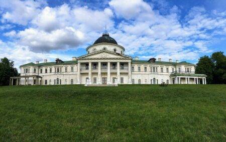 Білосніжний палацово-парковий комплекс Качанівка з куполом та колонами, Чернігівська область.