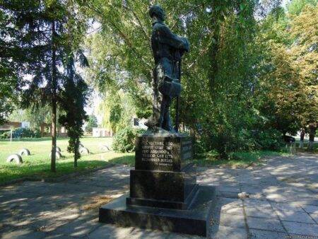 Пам'ятник Григорію Сковороді у Лохвиці, встановлений на чорному постаменті серед зелених дерев у парку.