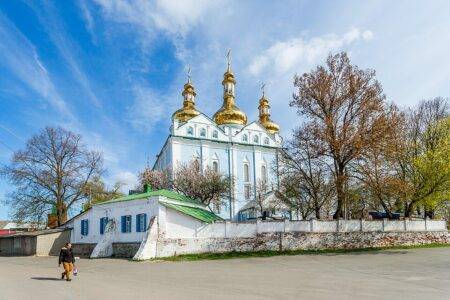 Свято-Духовский кафедральный собор в Ромнах Сумской области под голубым небом