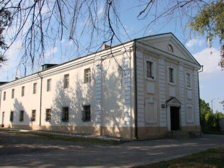 Пам'ятка архітектури класицизму — будівля костелу та художнього музею в місті Умань