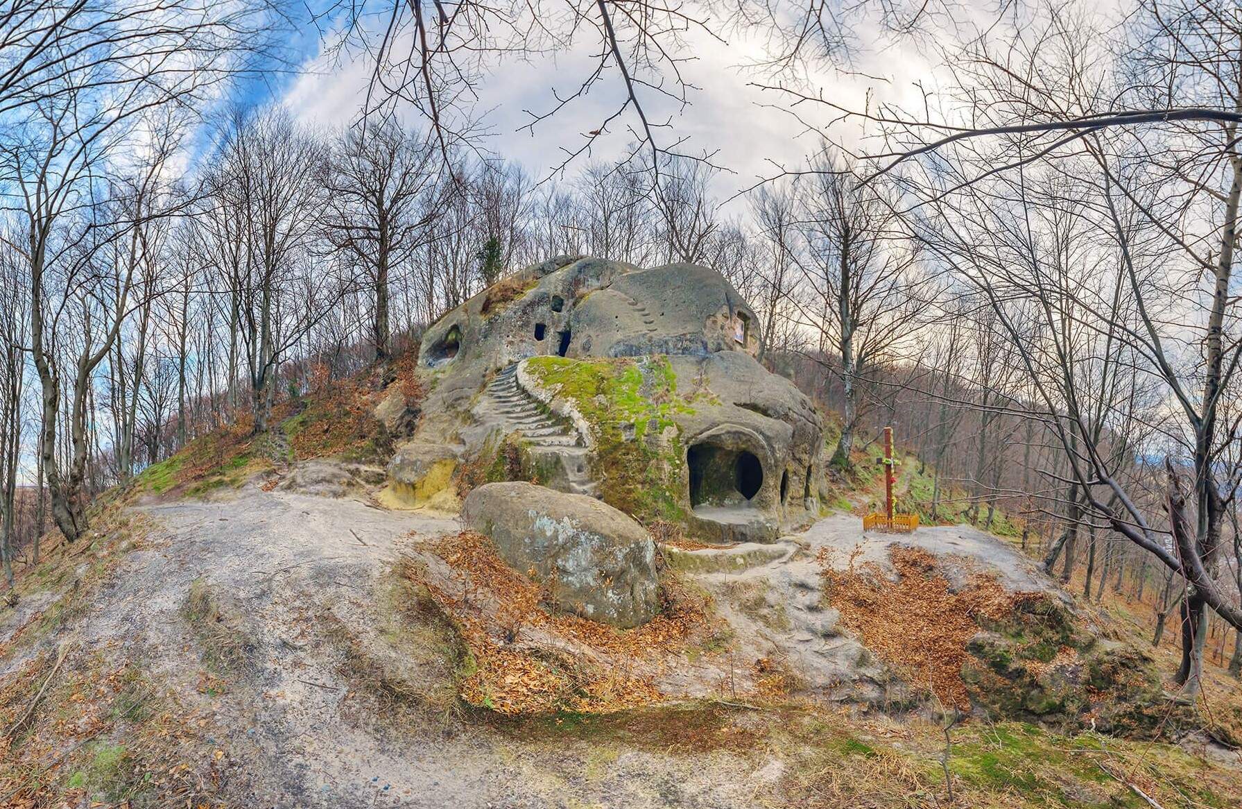Печерний монастир у Розгірче